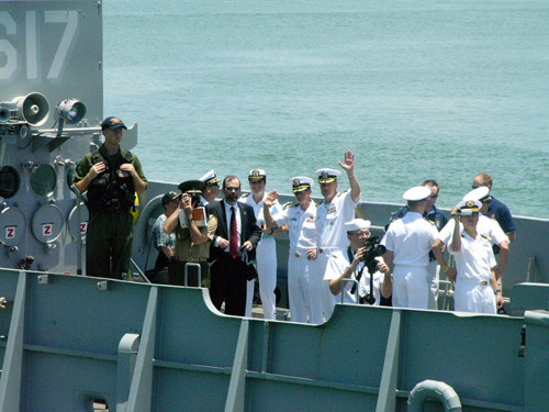 Thực ra, USS Peleliu là loại tàu tấn công đổ bộ lớp Tarawa của Hải quân Hoa Kỳ, được chuyển đổi một phần để trở thành tàu bệnh viện "dã chiến" Trong vai trò mới của nó, người ta vẫn dễ dàng nhận ra vóc dáng của một "siêu hạm" với sân đỗ máy bay và đường băng có thể cho cùng lúc 20 chiếc trực thăng MH-53 Pave Low xếp hàng lần lượt cất cánh hoặc xuất kích các loại máy bay tiêm kích. Thực ra, USS Peleliu là loại tàu tấn công đổ bộ lớp Tarawa của Hải quân Hoa Kỳ, được chuyển đổi một phần để trở thành tàu bệnh viện "dã chiến" Trong vai trò mới của nó, người ta vẫn dễ dàng nhận ra vóc dáng của một "siêu hạm" với sân đỗ máy bay và đường băng có thể cho cùng lúc 20 chiếc trực thăng MH-53 Pave Low xếp hàng lần lượt cất cánh hoặc xuất kích các loại máy bay tiêm kích.
