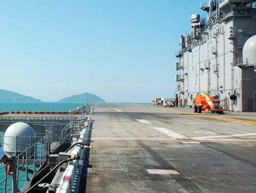 Đường băng rất dài có thể cho cùng lúc 20 chiếc trực thăng MH-53 Pave Low xếp hàng lần lượt cất cánh hoặc xuất kích các loại máy bay tiêm kích - Ảnh: HC Đường băng rất dài có thể cho cùng lúc 20 chiếc trực thăng MH-53 Pave Low xếp hàng lần lượt cất cánh hoặc xuất kích các loại máy bay tiêm kích - Ảnh: HC