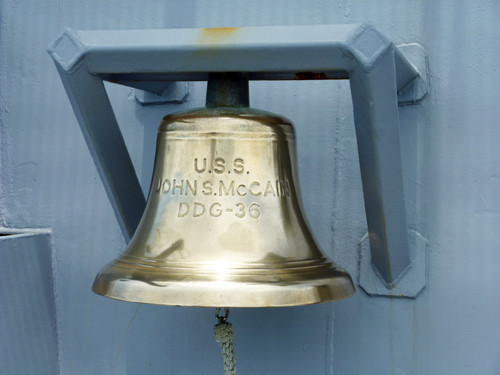 Trung tá thuyền trưởng Jeffrey J. Kim cho hay, tàu USS John S. McCain được triển khai ở tiền phương, thuộc khu vực Tây Thái Bình Dương. Tàu này có vinh dự lớn là được đặt tên theo dòng họ của Thượng nghị sĩ nổi tiếng John McCain. Đây là chiếc tàu thứ 3 được mang tên dòng họ này nên trên tàu có một chiếc chuông ghi lại điều đó và khi có những vị khách đặc biệt lên thăm tàu thì chiếc chuông này sẽ được gióng lên. Ảnh: Chiếc chuông mang tên Thượng nghị sĩ nổi tiếng John McCain sẽ được gióng lên mỗi khi có khách quý lên thăm tàu - Ảnh: HC Trung tá thuyền trưởng Jeffrey J. Kim cho hay, tàu USS John S. McCain được triển khai ở tiền phương, thuộc khu vực Tây Thái Bình Dương. Tàu này có vinh dự lớn là được đặt tên theo dòng họ của Thượng nghị sĩ nổi tiếng John McCain. Đây là chiếc tàu thứ 3 được mang tên dòng họ này nên trên tàu có một chiếc chuông ghi lại điều đó và khi có những vị khách đặc biệt lên thăm tàu thì chiếc chuông này sẽ được gióng lên. Ảnh: Chiếc chuông mang tên Thượng nghị sĩ nổi tiếng John McCain sẽ được gióng lên mỗi khi có khách quý lên thăm tàu - Ảnh: HC