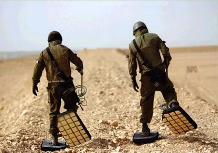 Cảnh sát Nga thực hiện công tác dò mìn. Cảnh sát Nga thực hiện công tác dò mìn.