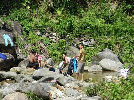 Sinh hoạt tắm rửa, giặt giũ của người dân nơi đây còn rất "thiên nhiên" Xem thêm: "Quên" 10 điều kiêng kỵ khi uống trà, hiểm họa khôn lường / Điểm mặt những loài hoa quả đẹp nhưng có nhiều độc tố gây nguy hiểm