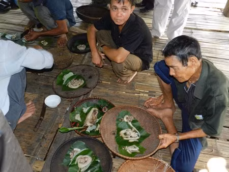 Họ phải vét hết những đồng tiền cuối cùng góp lại để mua sắm lễ cúng, nào là heo, gà, rượu... Xem thêm: "Quên" 10 điều kiêng kỵ khi uống trà, hiểm họa khôn lường / Điểm mặt những loài hoa quả đẹp nhưng có nhiều độc tố gây nguy hiểm