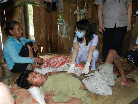 Thế nhưng trong làng vẫn còn ám ảnh bởi những con người đang nằm chờ chết vì "bệnh lạ". Xem thêm: "Quên" 10 điều kiêng kỵ khi uống trà, hiểm họa khôn lường / Điểm mặt những loài hoa quả đẹp nhưng có nhiều độc tố gây nguy hiểm