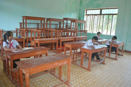 85/165 học sinh bỏ học, có ngày chỉ có 5/75 cháu mẫu giáo đến trường nên trường học lưa thưa chỉ có vài em học sinh "bám trụ". Xem thêm: "Quên" 10 điều kiêng kỵ khi uống trà, hiểm họa khôn lường / Điểm mặt những loài hoa quả đẹp nhưng có nhiều độc tố gây nguy hiểm