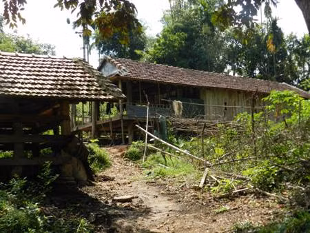 Một ngày theo chân đoàn làm việc của Bộ Y tế ở điểm nóng "bệnh lạ", chúng tôi thấy rất nhiều ngôi nhà đóng cửa bỏ hoang. Theo báo cáo của UBND xã Ba Điền thì đã có 9 hộ gia đình bỏ làng đi nơi khác vì sợ bị lây bệnh. Xem thêm: "Quên" 10 điều kiêng kỵ khi uống trà, hiểm họa khôn lường / Điểm mặt những loài hoa quả đẹp nhưng có nhiều độc tố gây nguy hiểm