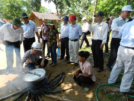 Gần 20 đoàn công tác, nhiều nhất là của ngành y tế đã về làng để tìm nguyên nhân "bệnh lạ" khiến bà con ở đây rất cảm kích nhưng họ vẫn chưa thể yên tâm vì bệnh lạ vẫn như con ma chưa trừ khử được. Xem thêm: "Quên" 10 điều kiêng kỵ khi uống trà, hiểm họa khôn lường / Điểm mặt những loài hoa quả đẹp nhưng có nhiều độc tố gây nguy hiểm