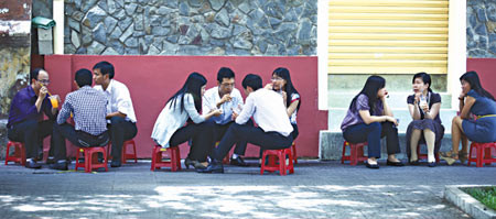 Hình ảnh thường thấy trong giờ nghỉ của giới “cổ cồn trắng”: lại tiếp tục ngồi! Ảnh: Hồng Thái