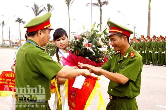 Ban tổ chức chức đã trao 3 giải cá nhân cho các nội dung Chỉ huy hội thao điều lệnh, quân sự, võ thuật; Bắn súng PMM12 và tháo lắp súng ngắn. Cục Cảnh sát bảo vệ cũng trao Bằng khen cho các tập thể giành giải toàn đoàn và giải đơn vị xuất sắc. Ảnh:Đại diện Cục Cảnh sát bảo vệ khen thưởng các cá nhân, tập thể xuất sắc Ban tổ chức chức đã trao 3 giải cá nhân cho các nội dung Chỉ huy hội thao điều lệnh, quân sự, võ thuật; Bắn súng PMM12 và tháo lắp súng ngắn. Cục Cảnh sát bảo vệ cũng trao Bằng khen cho các tập thể giành giải toàn đoàn và giải đơn vị xuất sắc. Ảnh:Đại diện Cục Cảnh sát bảo vệ khen thưởng các cá nhân, tập thể xuất sắc