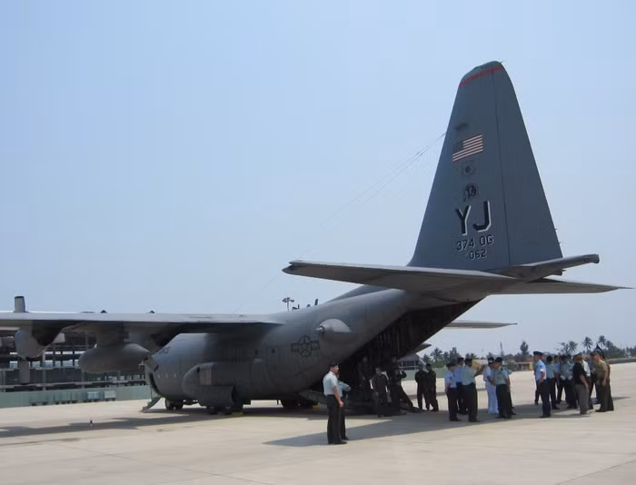 Các bộ hài cốt quân nhân Mỹ được đưa lên máy bay trở về trong đợt hồi hương lần thứ 118. (Ảnh: Internet) Các bộ hài cốt quân nhân Mỹ được đưa lên máy bay trở về trong đợt hồi hương lần thứ 118. (Ảnh: Internet)