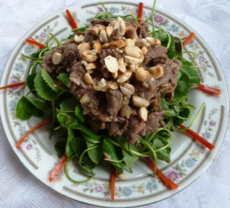 Rau má: Giải khát tốt, giúp sảng khoái. Nghiên cứu cho biết nước chiết từ rau má tăng khả năng trí tuệ của trẻ em có thương số thông minh (IQ) thấp mà còn làm người cao tuổi giảm bớt những quên này quên kia, giúp thị lực bớt nhạt nhòa. Xem thêm: Những thực phẩm cực tốt giúp thanh nhiệt, giải độc trong mùa hè / Thực phẩm thiết yếu khai thông "trí, lực" cho mùa thi cử