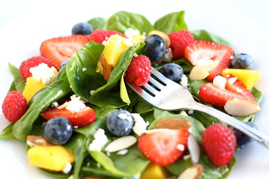 Sa lát: Salat là một món ăn nhanh, dễ làm mà cũng rất tốt cho sức khoẻ.Tùy từng loại salat bạn thích ăn là loại nào, ví dụ bạn có thể làm món salat sau: Cắt hình hạt lựu hoặc thái lát loại quả bạn thích, thêm rau, xà lách, pho mát ít béo, một ít quả hạch nướng, quả mâm xôi và nước xốt dầu giấm vị gừng trộn đều chúng lên. Món salat này rất tốt cà an toàn cho sức khỏe lại không rất tốt cho giải nhiệt mùa hè. Xem thêm: Những thực phẩm cực tốt giúp thanh nhiệt, giải độc trong mùa hè / Thực phẩm thiết yếu khai thông "trí, lực" cho mùa thi cử