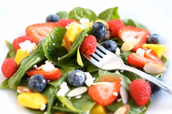 Sa lát: Salat là một món ăn nhanh, dễ làm mà cũng rất tốt cho sức khoẻ.Tùy từng loại salat bạn thích ăn là loại nào, ví dụ bạn có thể làm món salat sau: Cắt hình hạt lựu hoặc thái lát loại quả bạn thích, thêm rau, xà lách, pho mát ít béo, một ít quả hạch nướng, quả mâm xôi và nước xốt dầu giấm vị gừng trộn đều chúng lên. Món salat này rất tốt cà an toàn cho sức khỏe lại không rất tốt cho giải nhiệt mùa hè. Xem thêm: Những thực phẩm cực tốt giúp thanh nhiệt, giải độc trong mùa hè / Thực phẩm thiết yếu khai thông "trí, lực" cho mùa thi cử