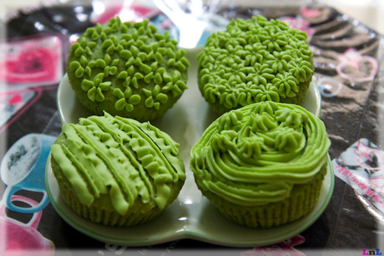 Hỗn hợp này được đánh bông tơi và để lạnh qua hai lần mới đem ra thưởng thức. Do đó, vị của kem hơi ngầy ngậy, ngọt thanh, xốp và mát lạnh cùng cọng lá bạc hà. Kem này thích hợp khi bữa ăn có đồ hải sản bởi vị trà xanh sẽ giúp khử mùi tanh và mang lại hơi thở thơm mát. Xem thêm: Những thực phẩm cực tốt giúp thanh nhiệt, giải độc trong mùa hè / Thực phẩm thiết yếu khai thông "trí, lực" cho mùa thi cử