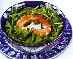 Rau đắng: Tính mát, nấu canh ăn giải nhiệt hoặc ăn sống rất tốt. Theo Giáo sư Đỗ Tất Lợi, rau đắng được dùng làm thuốc lợi tiểu, bổ thận, giúp ăn ngon và giảm đau khi đắp lên nơi tê thấp, rắn cắn. Còn theo kinh nghiệm dân gian vùng đồng bằng sông Cửu Long, rau có tính giải rượu - được bà con mệnh danh "lính cứu hoả". Xem thêm: Những thực phẩm cực tốt giúp thanh nhiệt, giải độc trong mùa hè / Thực phẩm thiết yếu khai thông "trí, lực" cho mùa thi cử