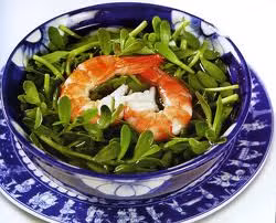 Rau đắng: Tính mát, nấu canh ăn giải nhiệt hoặc ăn sống rất tốt. Theo Giáo sư Đỗ Tất Lợi, rau đắng được dùng làm thuốc lợi tiểu, bổ thận, giúp ăn ngon và giảm đau khi đắp lên nơi tê thấp, rắn cắn. Còn theo kinh nghiệm dân gian vùng đồng bằng sông Cửu Long, rau có tính giải rượu - được bà con mệnh danh "lính cứu hoả". Xem thêm: Những thực phẩm cực tốt giúp thanh nhiệt, giải độc trong mùa hè / Thực phẩm thiết yếu khai thông "trí, lực" cho mùa thi cử