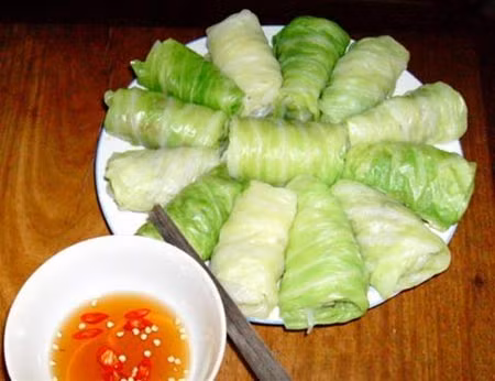 Cải bắp: Các loại cải bắp, thường có mùi vị ngọt, giàu vitamin C, B1, B2, Vitamin E, rất hiệu quả trong việc giảm đau dạ dày và loét tá tràng. Xem thêm: Những thực phẩm cực tốt giúp thanh nhiệt, giải độc trong mùa hè / Thực phẩm thiết yếu khai thông "trí, lực" cho mùa thi cử