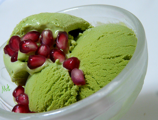 Kem trà xanh là món ăn thích hợp cho những ngày hè oi ả. Vị thanh khiết, se lạnh, ngọt chát dịu nhẹ của chiết xuất trà xanh giúp cho tinh thần sảng khoái, cho vị giác tự nhiên. Nguyên liệu chính để làm món kem này là trà xanh được nghiền thành bột, sau đó hòa tan cùng sữa tươi và một lượng đường vừa đủ. Xem thêm: Những thực phẩm cực tốt giúp thanh nhiệt, giải độc trong mùa hè / Thực phẩm thiết yếu khai thông "trí, lực" cho mùa thi cử