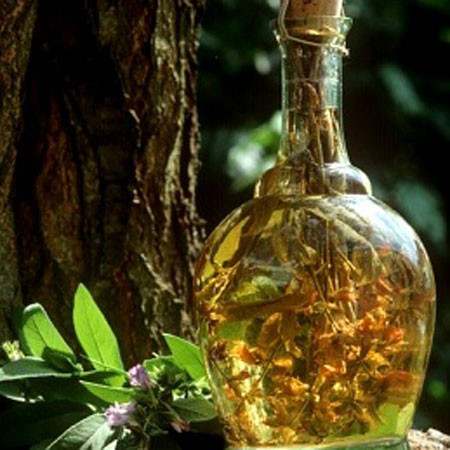 Những loại rượu thường dùng là rượu trắng khoảng 40-60 độ, được cất từ gạo, ngô, cao lương, khoai... Rượu càng cao độ thì càng dễ chiết xuất hoạt chất từ dược liệu và càng dễ bảo quản. Tuy nhiên, một số loại rượu thuốc do yêu cầu điều chế đặc thù nên có thể dùng loại rượu nhẹ hơn để ngâm. Xem thêm: Ruợu rắn: "thần dược" hay "thuốc độc"? / Những món ăn dân dã cực tốt cho sức khỏe (P7)