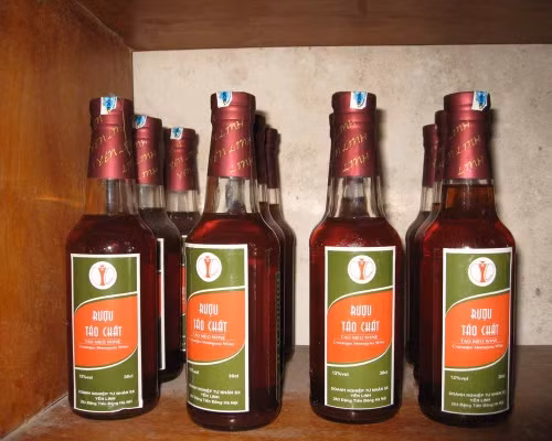 Tác dụng: bổ tâm dưỡng huyết. Trong đó, đan sâm bổ khí dưỡng huyết; đại táo bổ tâm; tang thầm bổ tâm phế lợi ngũ tạng, an thần, dưỡng huyết. Rượu có màu vàng đậm, tươi hồng của khởi tử; vị ngọt thanh của đại táo cùng đan sâm tạo được hương vị thơm, ngọt êm, dễ uống. Xem thêm: Ruợu rắn: "thần dược" hay "thuốc độc"? / Những món ăn dân dã cực tốt cho sức khỏe (P7)