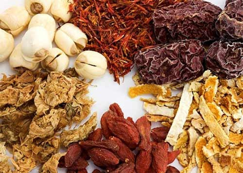 Khi dùng dược liệu để ngâm rượu thì nhất thiết phải qua giai đoạn bào chế. Trước hết, cần loại bỏ tạp chất, rửa sạch, sấy khô. Sau đó có thể sao thơm, thái phiến, nghiền nhỏ hay đập vụn... tùy từng vị. Công đoạn này rất quan trọng, quyết định chất lượng của rượu thuốc, giúp cho các hoạt chất được chiết xuất dễ dàng. Xem thêm: Ruợu rắn: "thần dược" hay "thuốc độc"? / Những món ăn dân dã cực tốt cho sức khỏe (P7)