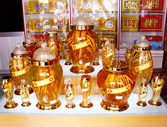 Rượu nhân sâm - hoàng kỳ: Nguyên liệu gồm: nhân sâm (50gr), hoàng kỳ (50gr), cùng một lượng rượu ngon vừa đủ. Đem nhân sâm, hoàng kỳ ngâm vào rượu khoảng vài tuần là có thể dùng được. Loại rượu ngâm này có tác dụng bổ trung ích khí, cường tráng thân thể, tăng tuổi thọ và chống lão hóa. Xem thêm: Ruợu rắn: "thần dược" hay "thuốc độc"? / Những món ăn dân dã cực tốt cho sức khỏe (P7)