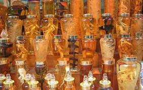 Khi ngâm thì dùng lượng rượu nhiều hay ít tùy thuộc vào độ hút nước của dược liệu. Những dược liệu có độ hút nước lớn thì lượng rượu nên cao hơn một chút, tỷ lệ dược liệu/rượu khoảng 1/10. Ngược lại, với những dược liệu ít hút nước thì tỷ lệ này chỉ khoảng 1/5. Có như vậy mới bảo đảm chiết xuất được hết các hoạt chất trong dược liệu, rượu không dễ biến chất và đạt được độ ngon cần thiết. Sau đây là một số loại thảo dược thường được ngâm với rượu có tác dụng tốt cho sức khỏe khi sử dụng đúng cách và đúng liều lượng. Xem thêm: Ruợu rắn: "thần dược" hay "thuốc độc"? / Những món ăn dân dã cực tốt cho sức khỏe (P7)