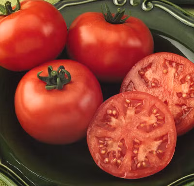 Chất lycopen trong cà chua sẽ được hấp thụ tốt nhất khi nấu chung với dầu thực vật. Ngoài ra, cà chua còn rất giàu vitamin A, C, ka-li, chất xơ và nhiều khoáng chất khác.