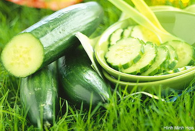 Dưa chuột: dưa chuột có vỏ xanh nhựa nhiều, sợi mịn mềm tươi, hàm lượng nước khoảng 97%, là thực phẩm thượng hạng có tác dụng sinh tân giải khát. Dưa chuột tươi có công hiệu thanh nhiệt giải độc rất tốt. Ngoài ra, dưa chuột có tác dụng nhuận tràng, giảm đau đường ruột. Những người bị táo bón, bí đại tiện nên ăn nhiều dưa chuột vào mùa hè. Xem thêm: Những loại thực phẩm cực tốt cho ‘đấng mày râu’ (P2)/Gia cầm và những tác dụng cực tốt đối với sức khỏe