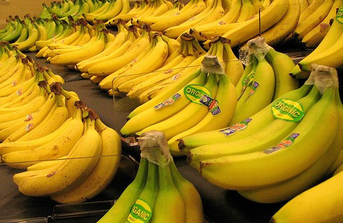 Qủa Chuối: Loại quả quen thuộc này có khả năng chống lại sự mệt mỏi về cả thể chất và tinh thần, chuối rất giàu dưỡng chất, khoáng tố (magie, kali,…) và các loại vitamin (A, B, C, E,…). Xem thêm: Những loại thực phẩm cực tốt cho ‘đấng mày râu’ (P2)/Gia cầm và những tác dụng cực tốt đối với sức khỏe