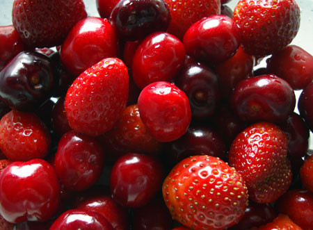 Các loại quả màu đỏ: Dâu tây, mâm xôi, việt quất, dâu ta,… là những trái cây màu đỏ cực kì tốt cho cơ thể trong mùa hè vì chúng chứa nhiều vitamin C có công dụng giải khát và giải độc cho gan. Tuy nhiên, nên sử dụng một lượng vừa đủ không nên sử dung quá nhiều cùng một lúc. Xem thêm: Những loại thực phẩm cực tốt cho ‘đấng mày râu’ (P2)/Gia cầm và những tác dụng cực tốt đối với sức khỏe