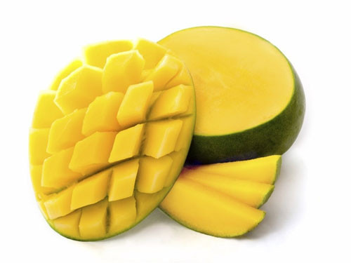 Xoài: Xoài thường bị hiểu lầm là không nên ăn nhiều trong mùa hè, vì nó bị cho là làm cho cơ thể bị nóng. Nhưng thực tế, xoài lại là loại thực phẩm không có chất béo, nhiều đường và nhiều chất xơ tự nhiên. Điều này có nghĩa là xoài sẽ giữ cho bạn no lâu hơn. Lượng vitamin A trong xoài rất tốt cho làn da sáng và mái tóc sáng bóng, đặc biệt là trong mùa hè. Vitamin A cũng là một chất chống oxy hóa mạnh mẽ ngăn chặn sớm các bệnh lão hóa và thoái hóa. Vitamin C trong xoài giúp ngăn ngừa đột quỵ do ánh nắng mặt trời. Xem thêm: Những loại thực phẩm cực tốt cho ‘đấng mày râu’ (P2)/Gia cầm và những tác dụng cực tốt đối với sức khỏe