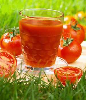 Cà chua: Không đơn thuần chỉ là một trái cây ăn rất tốt và bổ vào mùa hè, cà chua còn được xem như là một loại “rau” rất giàu chất xơ, khoáng chất và vi lượng, có công dụng rất tốt đối với sức khoẻ. Lợi ích của cà chua có thể kể ra như giúp loại bỏ độc tố, kích thích hệ miễn dịch, tăng cường thải độc,… Một công dụng nữa của cà chua rất thu hút sự quan tâm của các bạn trai đó là khả năng ngăn chặn sự xuất hiện của các tế bào ung thư tiền liệt tuyến. Xem thêm: Những loại thực phẩm cực tốt cho ‘đấng mày râu’ (P2)/Gia cầm và những tác dụng cực tốt đối với sức khỏe