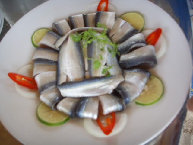 Cá trích là cá nhiều dầu và trong dầu cá có chứa rất nhiều Omega-3 thường được biết tới là dạng axit béo sản xuất ra DHA, một chất thiết yếu đóng vai trò quan trọng trong sự phát triển của não bộ, tăng cường sức khỏe não bộ. Omega-3 giúp điều chỉnh huyết áp. Omega-3 đem lại những bảo vệ tích cực đối với các bệnh nhân tim mạch. Xem thêm: Những loại cá nước ngọt cực tốt cho sức khỏe/ Những loài hoa tốt cho sức khỏe Cá trích là cá nhiều dầu và trong dầu cá có chứa rất nhiều Omega-3 thường được biết tới là dạng axit béo sản xuất ra DHA, một chất thiết yếu đóng vai trò quan trọng trong sự phát triển của não bộ, tăng cường sức khỏe não bộ. Omega-3 giúp điều chỉnh huyết áp. Omega-3 đem lại những bảo vệ tích cực đối với các bệnh nhân tim mạch. Xem thêm: Những loại cá nước ngọt cực tốt cho sức khỏe/ Những loài hoa tốt cho sức khỏe