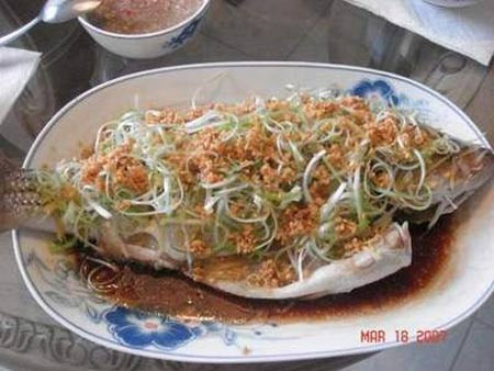 Trong dân gian thường dùng đầu cá mè hoa để bổ hư, trị chứng tai ù, mắt hoa, phong hàn, đầu đau, cá mè hoa còn có tác dụng hạ huyết áp. Cá mè hoa tính ôn, người nội nhiệt và có bệnh mẩn ngứa da không nên ăn. Xem thêm: Những loại cá nước ngọt cực tốt cho sức khỏe/ Những loài hoa tốt cho sức khỏe Trong dân gian thường dùng đầu cá mè hoa để bổ hư, trị chứng tai ù, mắt hoa, phong hàn, đầu đau, cá mè hoa còn có tác dụng hạ huyết áp. Cá mè hoa tính ôn, người nội nhiệt và có bệnh mẩn ngứa da không nên ăn. Xem thêm: Những loại cá nước ngọt cực tốt cho sức khỏe/ Những loài hoa tốt cho sức khỏe