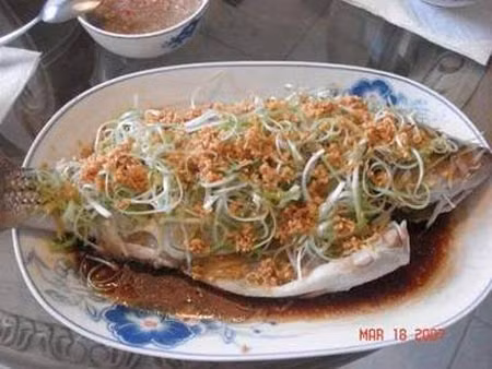 Trong dân gian thường dùng đầu cá mè hoa để bổ hư, trị chứng tai ù, mắt hoa, phong hàn, đầu đau, cá mè hoa còn có tác dụng hạ huyết áp. Cá mè hoa tính ôn, người nội nhiệt và có bệnh mẩn ngứa da không nên ăn. Xem thêm: Những loại cá nước ngọt cực tốt cho sức khỏe/ Những loài hoa tốt cho sức khỏe Trong dân gian thường dùng đầu cá mè hoa để bổ hư, trị chứng tai ù, mắt hoa, phong hàn, đầu đau, cá mè hoa còn có tác dụng hạ huyết áp. Cá mè hoa tính ôn, người nội nhiệt và có bệnh mẩn ngứa da không nên ăn. Xem thêm: Những loại cá nước ngọt cực tốt cho sức khỏe/ Những loài hoa tốt cho sức khỏe