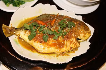 Cá chim là loại thực phẩm dễ chế biến, có thể rán, sốt, nấu canh, kho hoặc hấp… Từ cá chim, nhân dân ta chế biến nhiều món ăn hấp dẫn, phổ biến là các món cá chim kho riềng, sốt chua ngọt, sốt bơ chanh, sốt nấm linh chi.… tất cả đều ngon và giàu chất bổ dưỡng. Xem thêm: Những loại cá nước ngọt cực tốt cho sức khỏe/ Những loài hoa tốt cho sức khỏe Cá chim là loại thực phẩm dễ chế biến, có thể rán, sốt, nấu canh, kho hoặc hấp… Từ cá chim, nhân dân ta chế biến nhiều món ăn hấp dẫn, phổ biến là các món cá chim kho riềng, sốt chua ngọt, sốt bơ chanh, sốt nấm linh chi.… tất cả đều ngon và giàu chất bổ dưỡng. Xem thêm: Những loại cá nước ngọt cực tốt cho sức khỏe/ Những loài hoa tốt cho sức khỏe