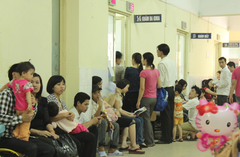 Giữa giờ sáng, nhiều người tỏ ra mệt mỏi khi phải ngồi xếp hàng trước phòng khám đa khoa đợi tới lượt con. Xem thêm: Những loại quả cực tốt cho sức khỏe / Cách phòng bệnh cho bé. Giữa giờ sáng, nhiều người tỏ ra mệt mỏi khi phải ngồi xếp hàng trước phòng khám đa khoa đợi tới lượt con. Xem thêm: Những loại quả cực tốt cho sức khỏe / Cách phòng bệnh cho bé.