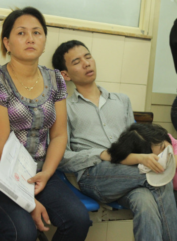 Đi sớm từ quê ra khám cho con, ông bố trẻ mệt mỏi tranh thủ chợp mắt trong lúc đợi trước cửa phòng khám. Xem thêm: Những loại quả cực tốt cho sức khỏe / Cách phòng bệnh cho bé. Đi sớm từ quê ra khám cho con, ông bố trẻ mệt mỏi tranh thủ chợp mắt trong lúc đợi trước cửa phòng khám. Xem thêm: Những loại quả cực tốt cho sức khỏe / Cách phòng bệnh cho bé.