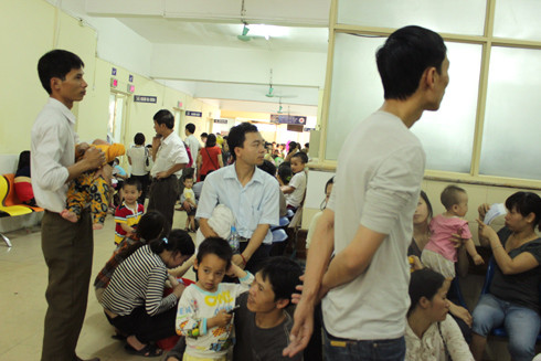 Bố mẹ sốt ruột đợi chờ tới lượt khám cho con tại bệnh viện Nhi trung ương sáng nay. Ảnh: Minh Thùy Xem thêm: Những loại quả cực tốt cho sức khỏe / Cách phòng bệnh cho bé. Bố mẹ sốt ruột đợi chờ tới lượt khám cho con tại bệnh viện Nhi trung ương sáng nay. Ảnh: Minh Thùy Xem thêm: Những loại quả cực tốt cho sức khỏe / Cách phòng bệnh cho bé.