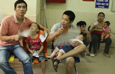 Oi nóng đầu mùa, không khí ngột ngạt do quá đông người, các ông bố không ngưng tay quạt cho con dù hành lang những khu khám đều bố trí khá nhiều quạt. Xem thêm: Những loại quả cực tốt cho sức khỏe / Cách phòng bệnh cho bé. Oi nóng đầu mùa, không khí ngột ngạt do quá đông người, các ông bố không ngưng tay quạt cho con dù hành lang những khu khám đều bố trí khá nhiều quạt. Xem thêm: Những loại quả cực tốt cho sức khỏe / Cách phòng bệnh cho bé.