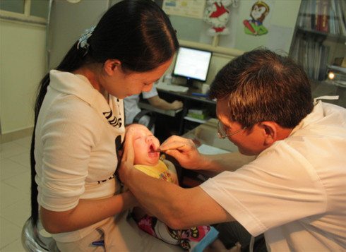 Bác sĩ Cấn Phú Nhuận khám cho một em bé ở Bắc Ninh nghi bị tay chân miệng. Ông cho biết, gần đây, nhiều bố mẹ đưa con tới khám vì lo sợ bệnh này, nhưng con số mắc thật sự rất ít. Xem thêm: Những loại quả cực tốt cho sức khỏe / Cách phòng bệnh cho bé. Bác sĩ Cấn Phú Nhuận khám cho một em bé ở Bắc Ninh nghi bị tay chân miệng. Ông cho biết, gần đây, nhiều bố mẹ đưa con tới khám vì lo sợ bệnh này, nhưng con số mắc thật sự rất ít. Xem thêm: Những loại quả cực tốt cho sức khỏe / Cách phòng bệnh cho bé.