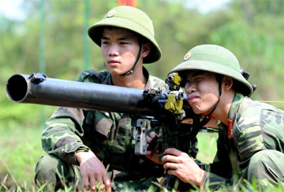 Bất chấp cái nắng nóng gay gắt đầu hè, các chiến sĩ DKZ thuộc Đại đội Hỏa lực 15 vẫn say sưa luyện rèn. Bất chấp cái nắng nóng gay gắt đầu hè, các chiến sĩ DKZ thuộc Đại đội Hỏa lực 15 vẫn say sưa luyện rèn.