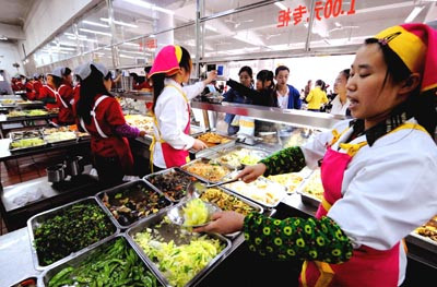 Ở đây, nếu bạn muốn ăn gì thì sẽ được các cô phục vụ múc cho bạn, chứ không được tự lấy như một số canteen tại Mỹ. Ở đây, nếu bạn muốn ăn gì thì sẽ được các cô phục vụ múc cho bạn, chứ không được tự lấy như một số canteen tại Mỹ.