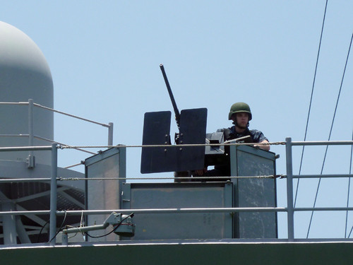 Điểm đặc biệt nhất trên tàu Blue Ridge chính là trung tâm thông tin gồm hệ thống rada hết sức hiện đại cùng rất nhiều ăngten, máy tính phục vụ các hoạt động thông tin liên lạc khác nhau, truyền các thông tin mật lẫn thông tin không mật. "Ở đây chúng tôi có năng lực truyền phát thông tin với tốc độ siêu cao, có thể kết nối hội thoại qua truyền hình và 70 đường điện thoại khác nhau. Đây chính là "bộ não" giúp điều hành Hạm đội 7 thực hiện các nhiệm vụ tác chiến rất quan trọng!". Điểm đặc biệt nhất trên tàu Blue Ridge chính là trung tâm thông tin gồm hệ thống rada hết sức hiện đại cùng rất nhiều ăngten, máy tính phục vụ các hoạt động thông tin liên lạc khác nhau, truyền các thông tin mật lẫn thông tin không mật. "Ở đây chúng tôi có năng lực truyền phát thông tin với tốc độ siêu cao, có thể kết nối hội thoại qua truyền hình và 70 đường điện thoại khác nhau. Đây chính là "bộ não" giúp điều hành Hạm đội 7 thực hiện các nhiệm vụ tác chiến rất quan trọng!".