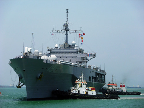 Như tin đã đưa, cùng lúc 3 chiến hạm USS Blue Ridge (LLC-19), USS Chafee (DDG-90) và USNS Safeguard (T-ARS-50) của Hạm đội 7 (Hải quân Hoa Kỳ) đã bắt đầu chuyến thăm Đà Nẵng. Ngoài tàu khu trục mang tên lửa dẫn đường USS Chafee neo ở vịnh Đà Nẵng, hai chiến hạm còn lại là soái hạm USS Blue Ridge và tàu cứu hộ USNS Safeguard đã cập vào cầu cảng số 1 và số 2 cảng Tiên Sa. Ảnh: Soái hạm USS Blue Ridge đang trên đường tiến vào cảng Đà Nẵng - Ảnh: HC Như tin đã đưa, cùng lúc 3 chiến hạm USS Blue Ridge (LLC-19), USS Chafee (DDG-90) và USNS Safeguard (T-ARS-50) của Hạm đội 7 (Hải quân Hoa Kỳ) đã bắt đầu chuyến thăm Đà Nẵng. Ngoài tàu khu trục mang tên lửa dẫn đường USS Chafee neo ở vịnh Đà Nẵng, hai chiến hạm còn lại là soái hạm USS Blue Ridge và tàu cứu hộ USNS Safeguard đã cập vào cầu cảng số 1 và số 2 cảng Tiên Sa. Ảnh: Soái hạm USS Blue Ridge đang trên đường tiến vào cảng Đà Nẵng - Ảnh: HC