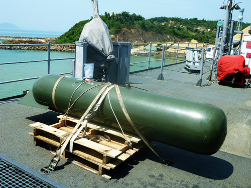 Quả "ngư lôi" mà PV Infonet "phát hiện" thực chất chỉ là thiết bị gây nhiễu để đánh lừa tên lửa nếu Blue Ridge bị tấn công - Ảnh: HC Quả "ngư lôi" mà PV Infonet "phát hiện" thực chất chỉ là thiết bị gây nhiễu để đánh lừa tên lửa nếu Blue Ridge bị tấn công - Ảnh: HC