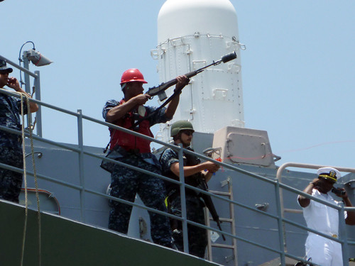 Ngay sau lễ đón tàu, đoàn phóng viên báo chí trong nước và quốc tế đã được mời lên tham quan soái hạm USS Blue Ridge. Tại đây, mọi người đã chứng kiến những "sự thật" khá trái ngược với những gì người ta vẫn... mường tượng về các trang bị vũ khí "khủng" trên các chiến hạm thuộc Hạm đội 7. Ảnh: Bắn dây neo tàu vào bờ - Ảnh: HC Ngay sau lễ đón tàu, đoàn phóng viên báo chí trong nước và quốc tế đã được mời lên tham quan soái hạm USS Blue Ridge. Tại đây, mọi người đã chứng kiến những "sự thật" khá trái ngược với những gì người ta vẫn... mường tượng về các trang bị vũ khí "khủng" trên các chiến hạm thuộc Hạm đội 7. Ảnh: Bắn dây neo tàu vào bờ - Ảnh: HC