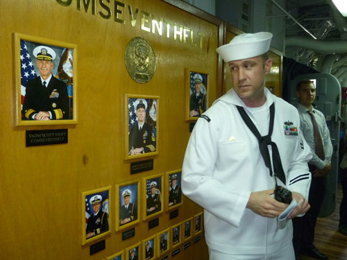 Trung sĩ Aron M. Dinoa, phụ trách truyền thông của soái hạm USS Blue Ridge được phân công đưa đoàn phóng viên đi tham quan cho hay, tàu này được đưa vào chiến đấu từ năm 1970 và trở thành tàu chỉ huy của Hạm đội 7 từ năm 1979. Tàu có trọng lượng rẽ nước 19.609 tấn; dài 194m; sườn ngang sàn tàu 32,9m; mớn nước 8,8m. Động cơ tàu gồm 2 nồi hơi và 1 turbine sang số. Tốc độ của tàu đạt 43 km/h. Tàu được trang bị 2 súng Phalanx CIWS, 4 pháo 25mm Bushmaster, 8 súng máy 50 cal cùng 2 trực thăng Sikorsky SH-60 Seahawk. Ảnh: Trung sĩ Aron M. Dinoa cho hay, trên tàu có đến 2 bộ chỉ huy. Trong ảnh là bộ chỉ huy Hạm đội 7 Hoa Kỳ - Ảnh: HC Trung sĩ Aron M. Dinoa, phụ trách truyền thông của soái hạm USS Blue Ridge được phân công đưa đoàn phóng viên đi tham quan cho hay, tàu này được đưa vào chiến đấu từ năm 1970 và trở thành tàu chỉ huy của Hạm đội 7 từ năm 1979. Tàu có trọng lượng rẽ nước 19.609 tấn; dài 194m; sườn ngang sàn tàu 32,9m; mớn nước 8,8m. Động cơ tàu gồm 2 nồi hơi và 1 turbine sang số. Tốc độ của tàu đạt 43 km/h. Tàu được trang bị 2 súng Phalanx CIWS, 4 pháo 25mm Bushmaster, 8 súng máy 50 cal cùng 2 trực thăng Sikorsky SH-60 Seahawk. Ảnh: Trung sĩ Aron M. Dinoa cho hay, trên tàu có đến 2 bộ chỉ huy. Trong ảnh là bộ chỉ huy Hạm đội 7 Hoa Kỳ - Ảnh: HC