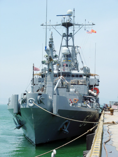 USNS Safeguard là loại tàu cứu hộ có trọng lượng rẽ nước 3.282 tấn; dài 78m; sườn ngang sàn tàu 15m; mớn nước 4,72m. Tàu có 4 động cơ diesel loại Caterpillar 399, công suất 3MW cùng trục và chân vịt điều chỉnh được. Tốc độ của tàu là 28km/h. Trên tàu có 6 sĩ quan, 94 lính nghĩa vụ, được trang bị 2 súng máy Mk 38,25mm và 2 súng máy .50 cal. Tuy nhiên nhiều nhất trên tàu này là các loại xuồng, phao cứu hộ, cứu nạn... Ảnh: Tàu cứu hộ USNS Safeguard cập cảng Đà Nẵng - Ảnh: HC USNS Safeguard là loại tàu cứu hộ có trọng lượng rẽ nước 3.282 tấn; dài 78m; sườn ngang sàn tàu 15m; mớn nước 4,72m. Tàu có 4 động cơ diesel loại Caterpillar 399, công suất 3MW cùng trục và chân vịt điều chỉnh được. Tốc độ của tàu là 28km/h. Trên tàu có 6 sĩ quan, 94 lính nghĩa vụ, được trang bị 2 súng máy Mk 38,25mm và 2 súng máy .50 cal. Tuy nhiên nhiều nhất trên tàu này là các loại xuồng, phao cứu hộ, cứu nạn... Ảnh: Tàu cứu hộ USNS Safeguard cập cảng Đà Nẵng - Ảnh: HC