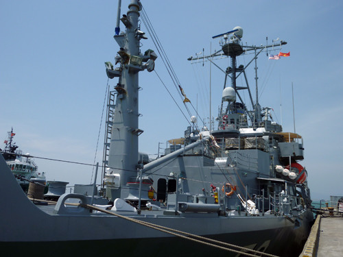 "Vì là tàu chỉ huy nên tính năng tấn công của Blue Ridge chỉ hạn chế, chủ yếu là chở lãnh đạo của hạm đội đi đến các nước tăng cường giao lưu, hợp tác. Còn USNS Safeguard là con tàu phục vụ chính cho nhiệm vụ của chuyến thăm lần này của Hạm đội 7 Hoa Kỳ đến Đà Nẵng hợp tác huấn luyện phi tác chiến!" - Trung sĩ Aron M. Dinoa cho hay. "Vì là tàu chỉ huy nên tính năng tấn công của Blue Ridge chỉ hạn chế, chủ yếu là chở lãnh đạo của hạm đội đi đến các nước tăng cường giao lưu, hợp tác. Còn USNS Safeguard là con tàu phục vụ chính cho nhiệm vụ của chuyến thăm lần này của Hạm đội 7 Hoa Kỳ đến Đà Nẵng hợp tác huấn luyện phi tác chiến!" - Trung sĩ Aron M. Dinoa cho hay.